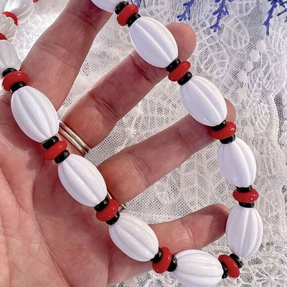 Vintage White Black Red Acrylic Bead Necklace - Picture 6 of 9